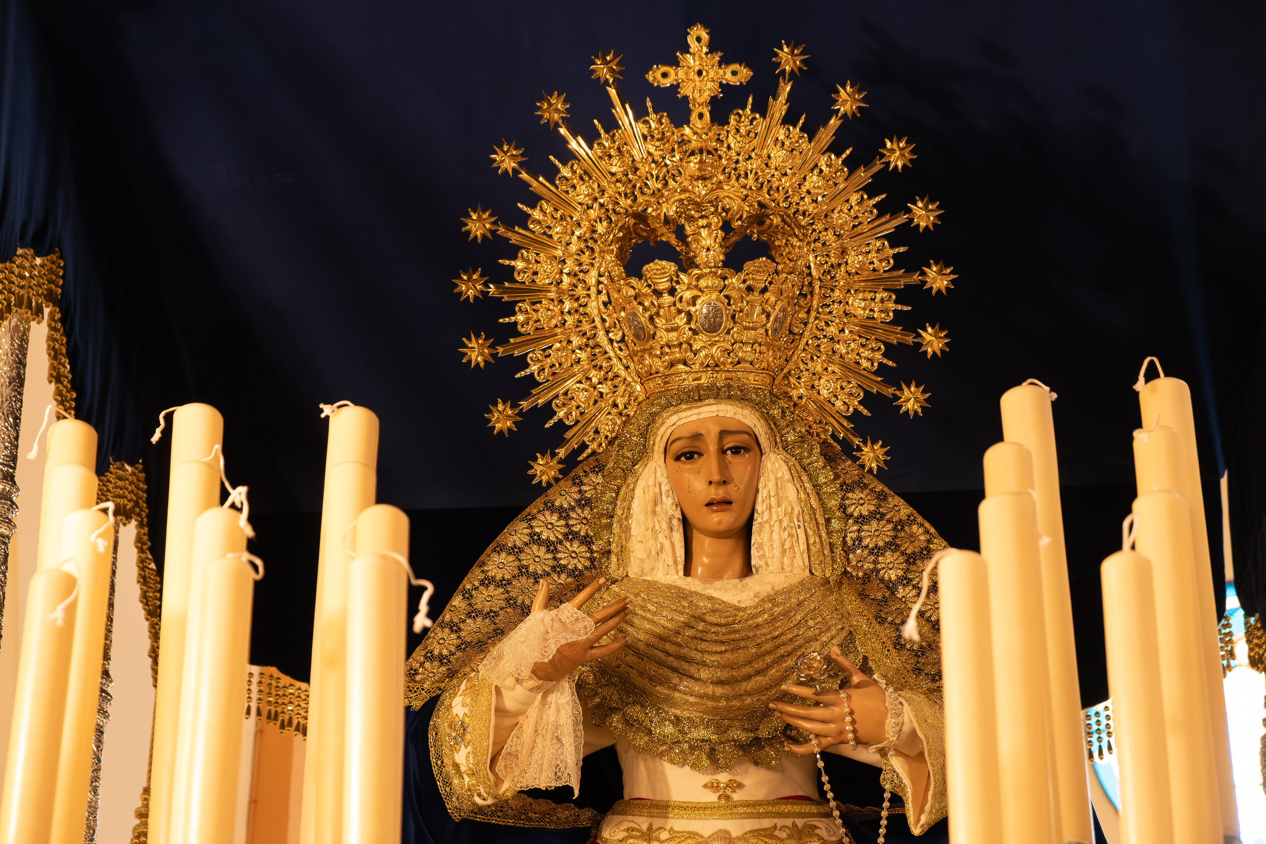 Die Virgen in vollem Ornat – mit goldener Krone und Kerzen